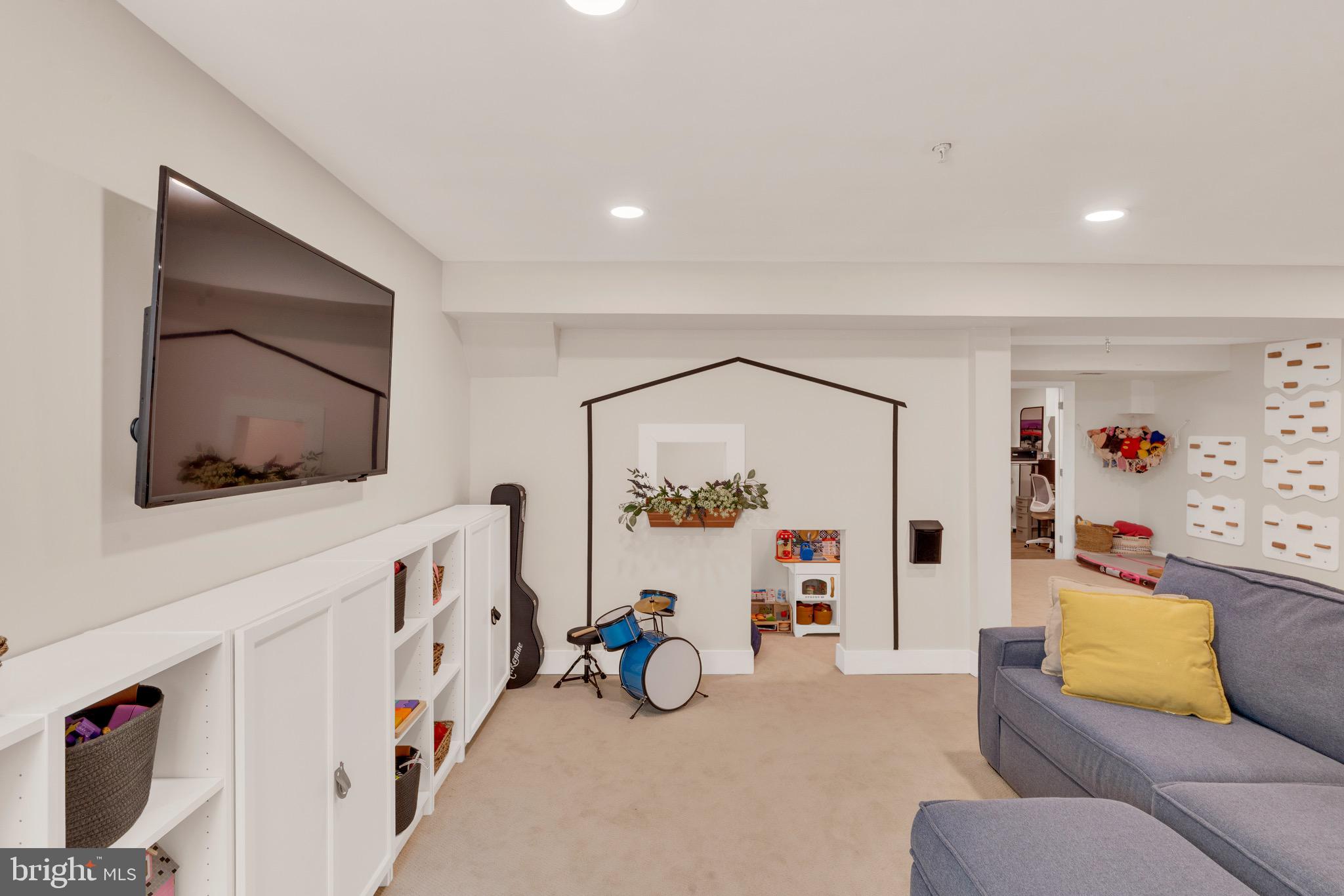 COUNTRY CLUB KNOLL - Residential