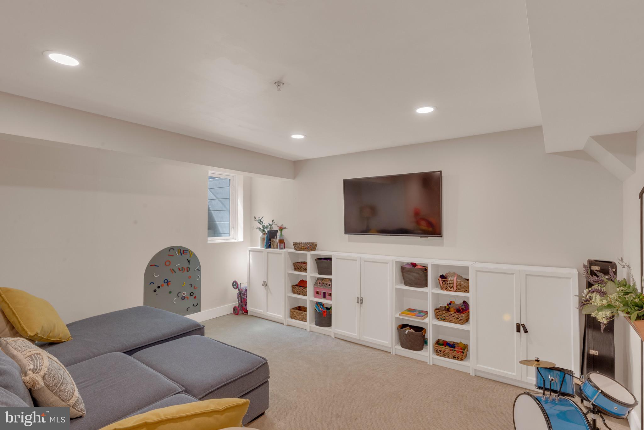 COUNTRY CLUB KNOLL - Residential