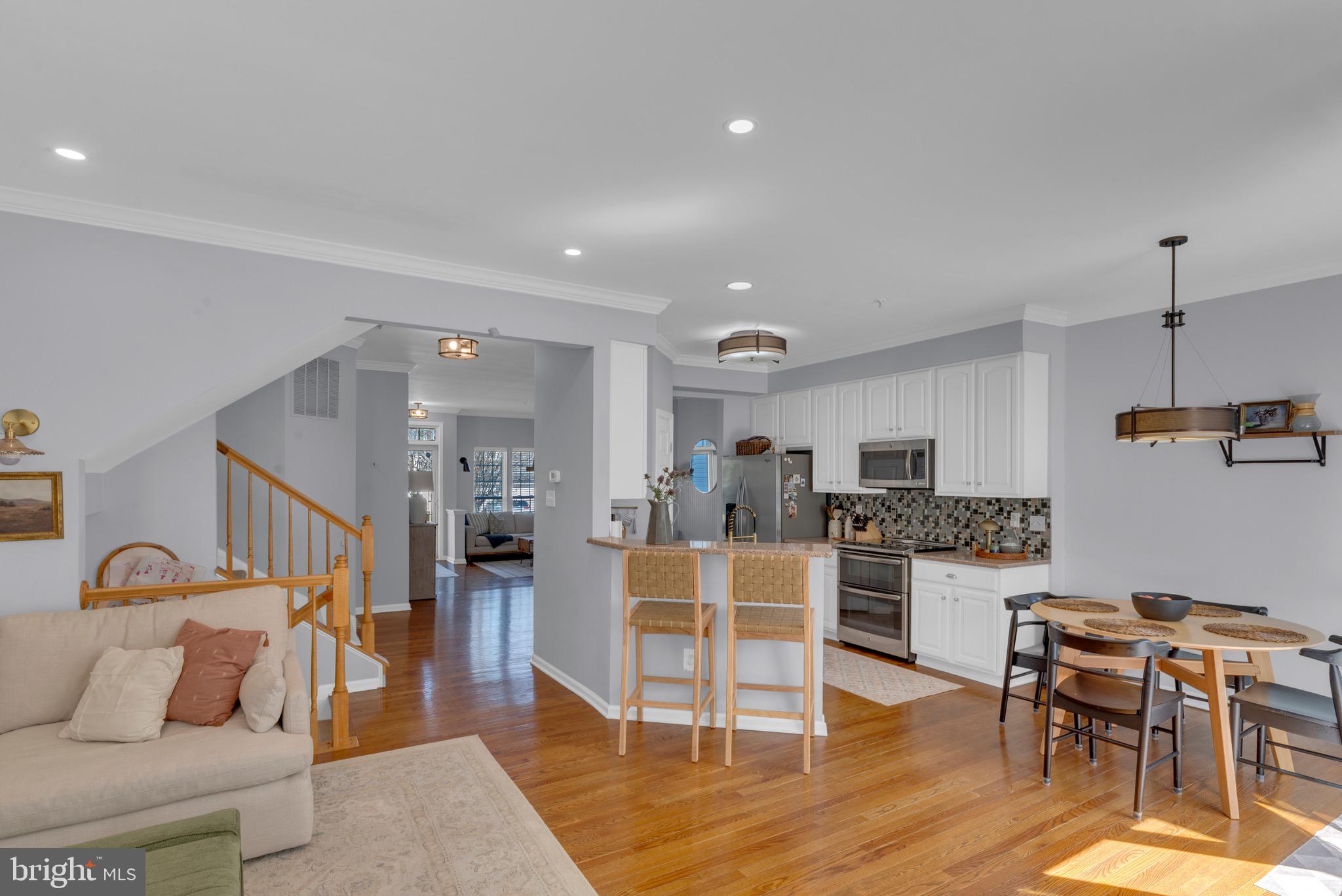 COUNTRY CLUB KNOLL - Residential