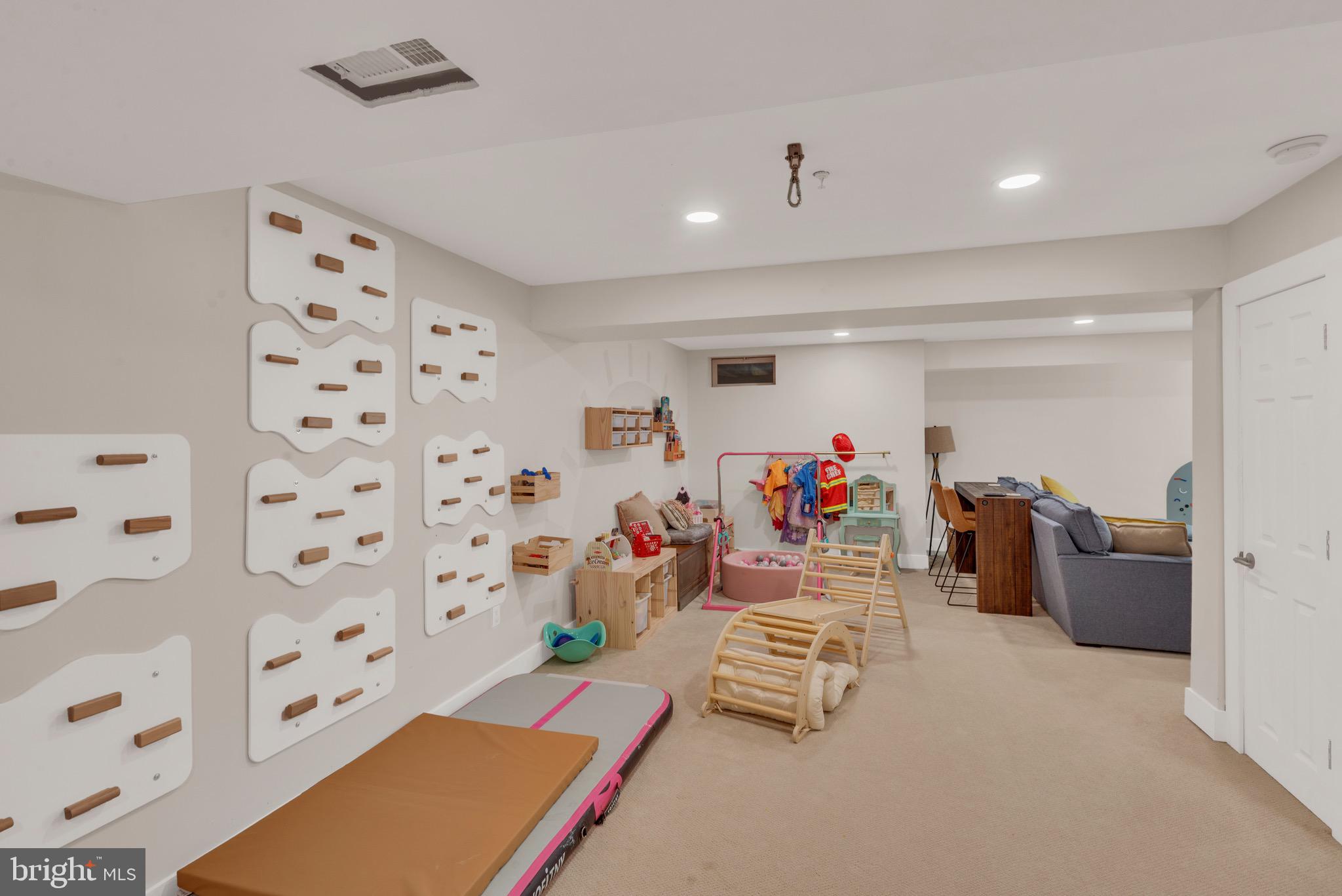 COUNTRY CLUB KNOLL - Residential