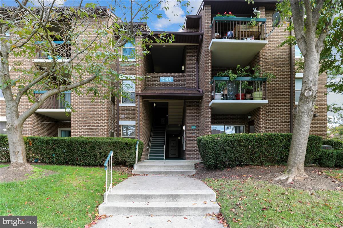 Bright and spacious 2 bedroom 2 full bathroom condo with lots of upgrades and In-unit laundry!
New tile floors in entrance and kitchen, stainless steel appliances, granite countertops, new vanities, and new paint throughout are a few of the upgrades in this wonderful condo. You will be greeted by a foyer leading to a large living room and separate dining room. Shiny floors and ample light and an inviting kitchen with brand new granite countertops complete this main area.
Walk down the hallway to the first bedroom and full bathroom right across from it. Main bedroom follows and comes complete with en-suite bathroom and large closets. Both bathrooms have new vanities and lights!
This apartment has in-unit laundry and a lovely patio off the main living area. Community is very well kept and full of amenities, including outdoor swimming pool, tennis and basketball courts.
Requirements:
Credit score: 680+
Income: 3 times rent
No negative rental history
All applicants 18+ MUST apply
**ATTENTION**:
We do not ask people to submit rental applications in order to see properties. Do not submit applications on systems that we do not authorize. Beware of scams!