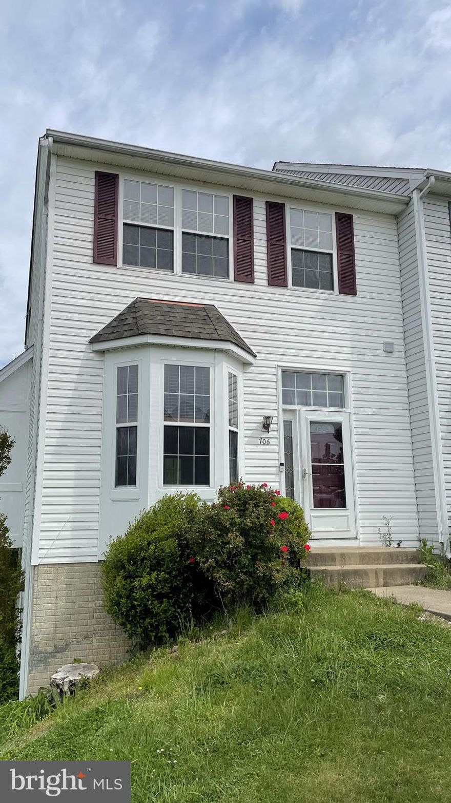 Three level townhouse  has fresh paint and all new carpet and vinyl plank flooring. Sunny end-unit with 2-level deck overlooking trees. Fully finished basement with 4th bedroom and full bath. Convenient to I-95 and community pool, tennis courts, playground and parks.