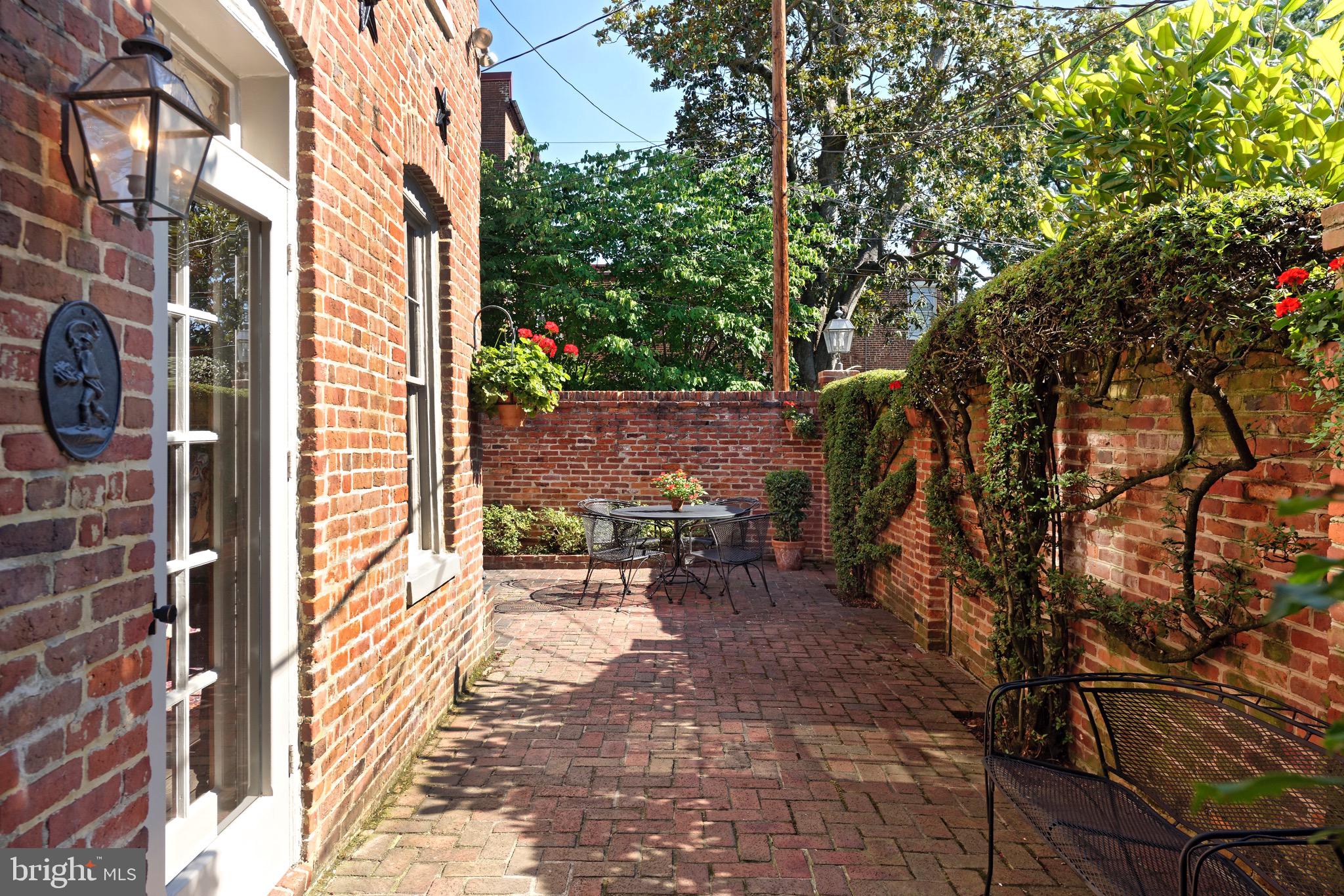 OLD TOWN ALEXANDRIA - Residential