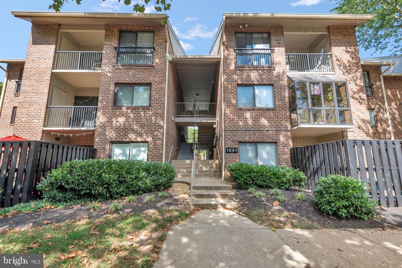 NEW LISTING! North Green Condos - Spacious and rarely ever available first floor 1 bedroom, 1 bath condo in heart of Annapolis. Features all brick building with large parking lot and community pool. You'll love the hardwood floors, granite counters and full-sized high efficiency stack washer/dryer. Primary big enough to hold a king bed. Spacious L-shaped living room/dining room. Bonus walk-in storage closet. Lovely view from patio of pool. This is a ground floor unit however there are steps from the sidewalk entrance down to the front door, other that no steps. Condo fee includes water/sewer.