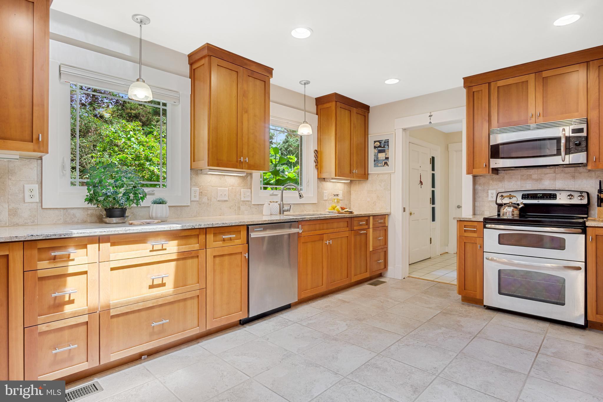 247 E QUEENS DRIVE