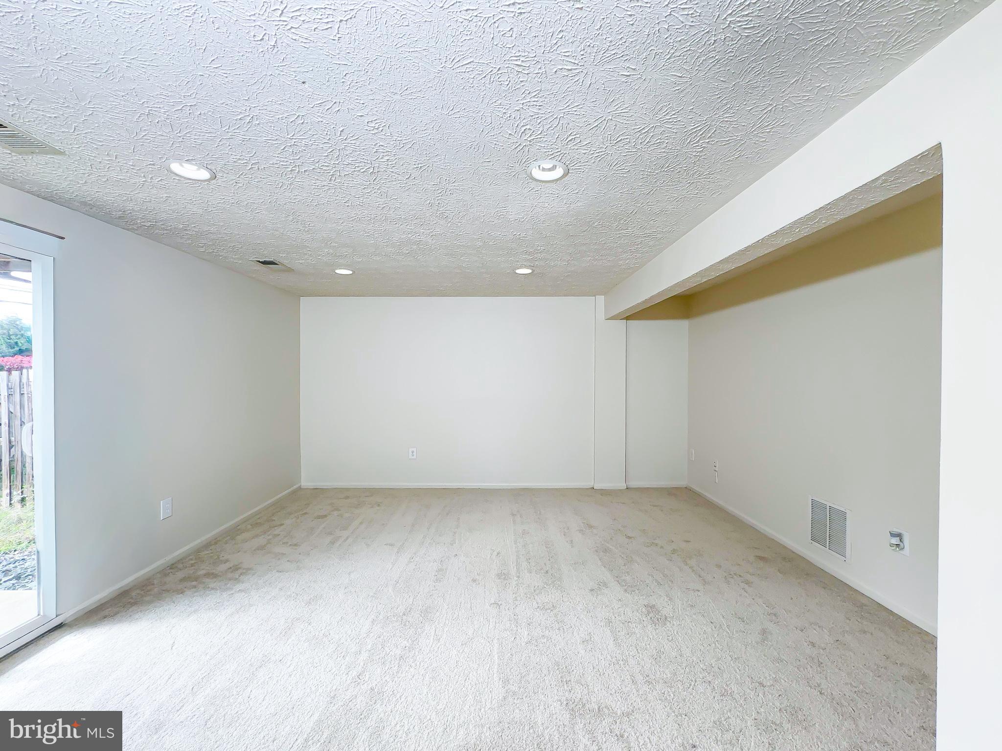 OAK POND PLAT FIVEPHASE - Residential Lease