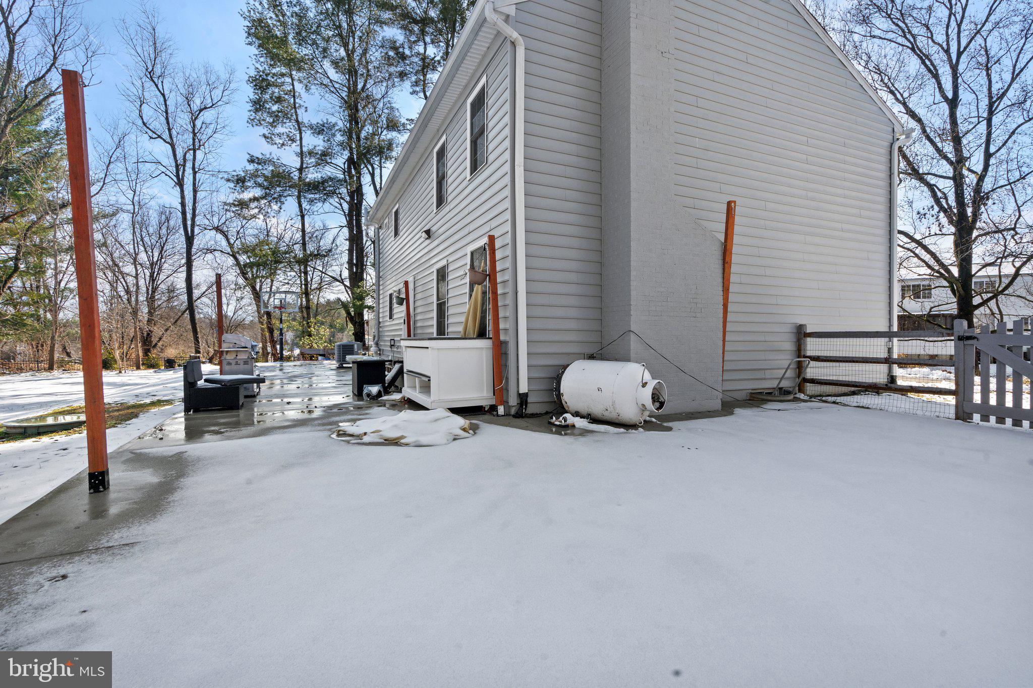 FALLS MANOR - Residential Lease