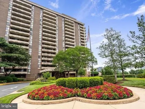 1800 Old Meadow Road Unit 303, McLean, VA MLS: VAFX2242430