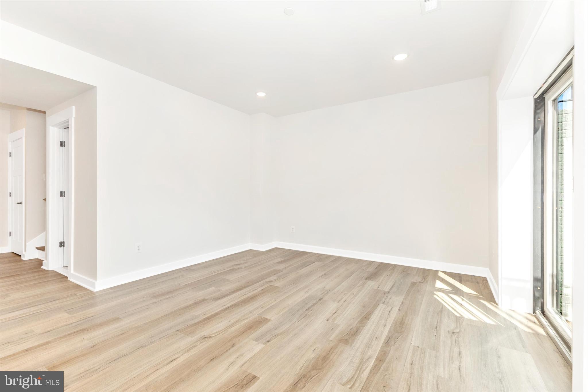 EDGEWATER - Residential