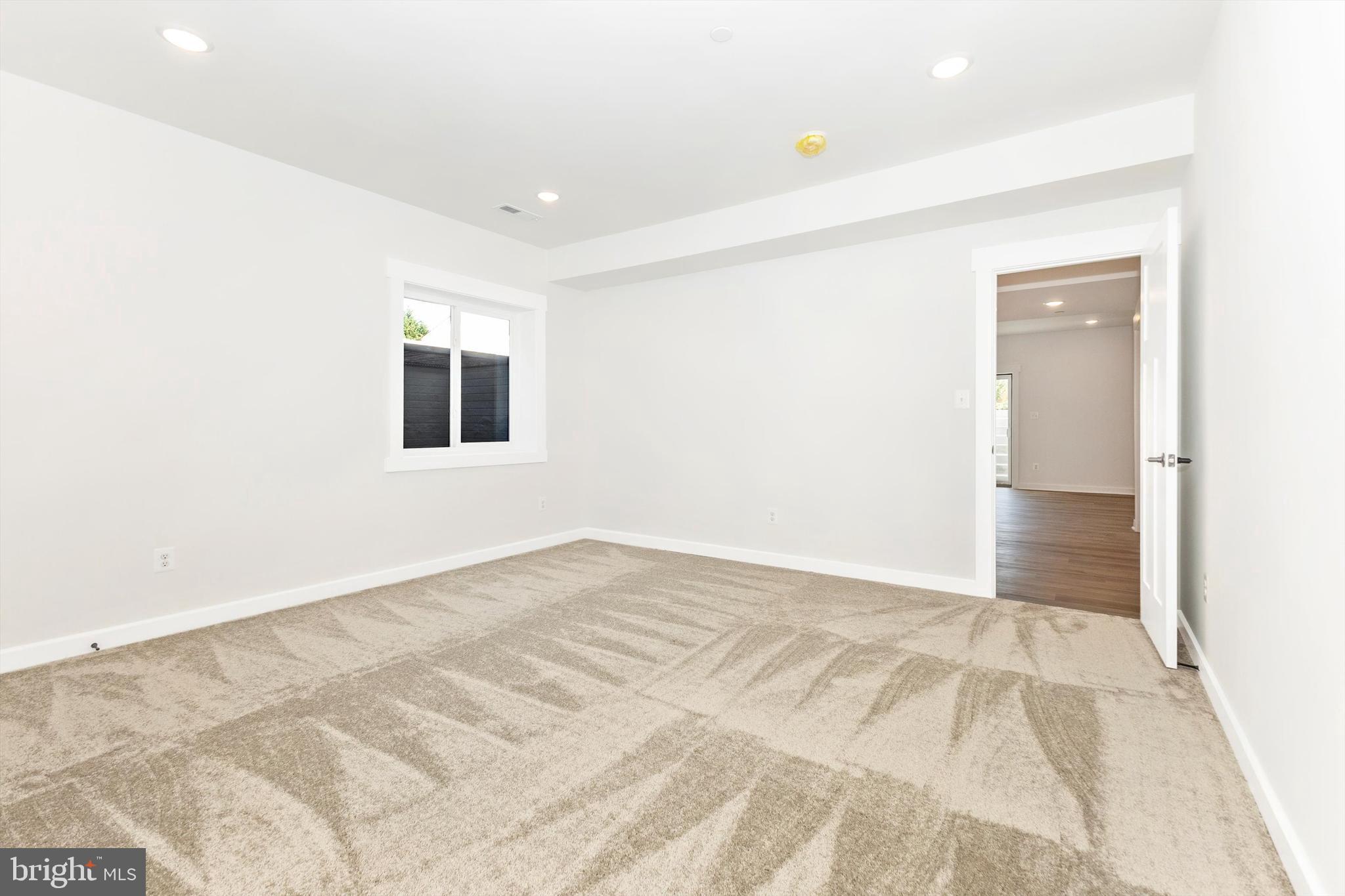 EDGEWATER - Residential