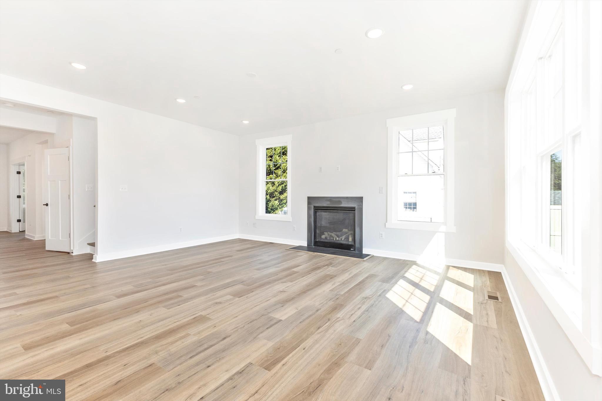 EDGEWATER - Residential