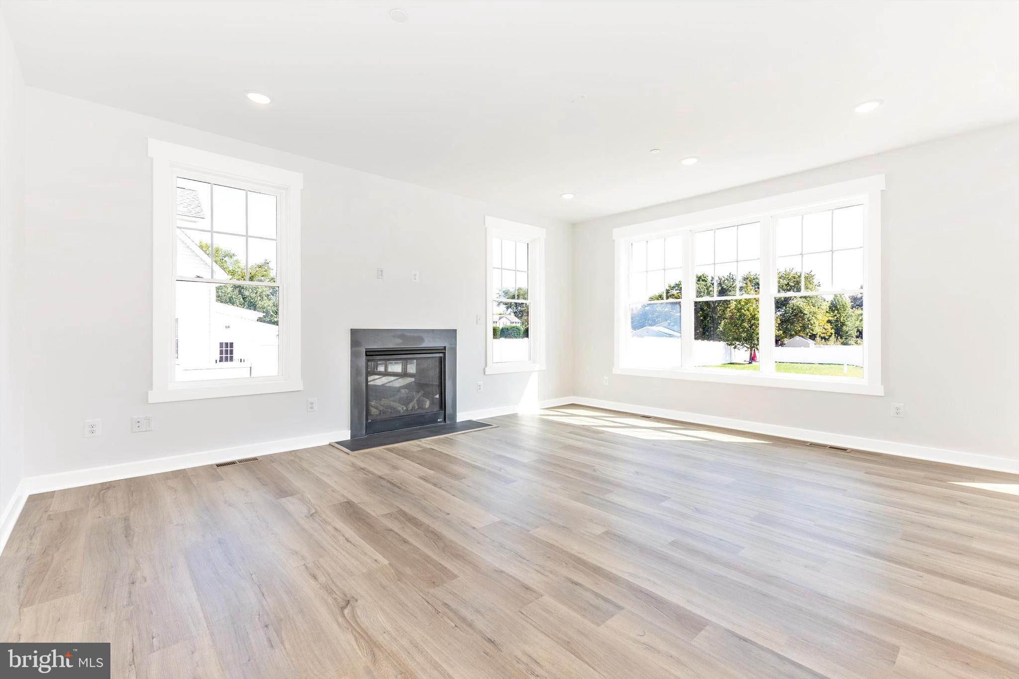 EDGEWATER - Residential