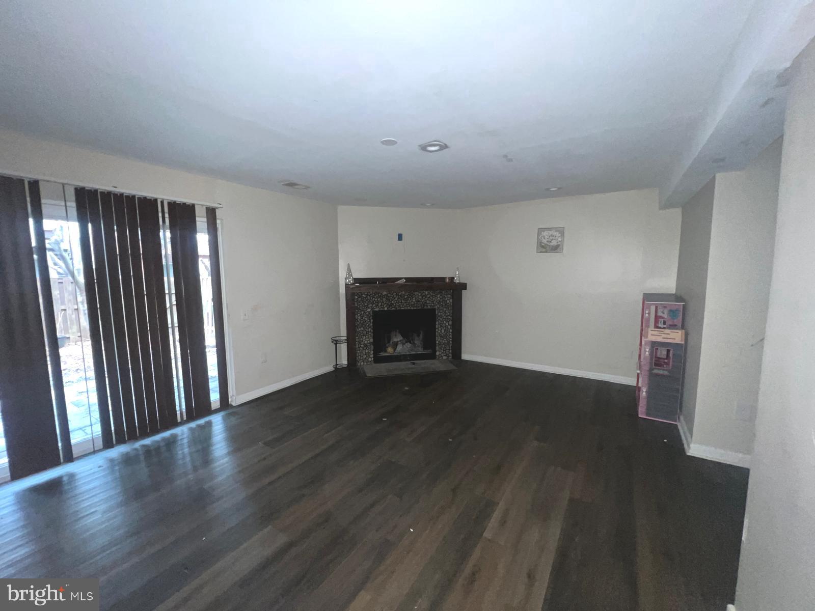 SPRING KNOLL - Residential