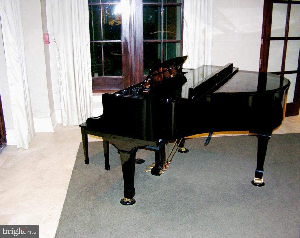 GALLERY AT WHITE FLINT - Residential