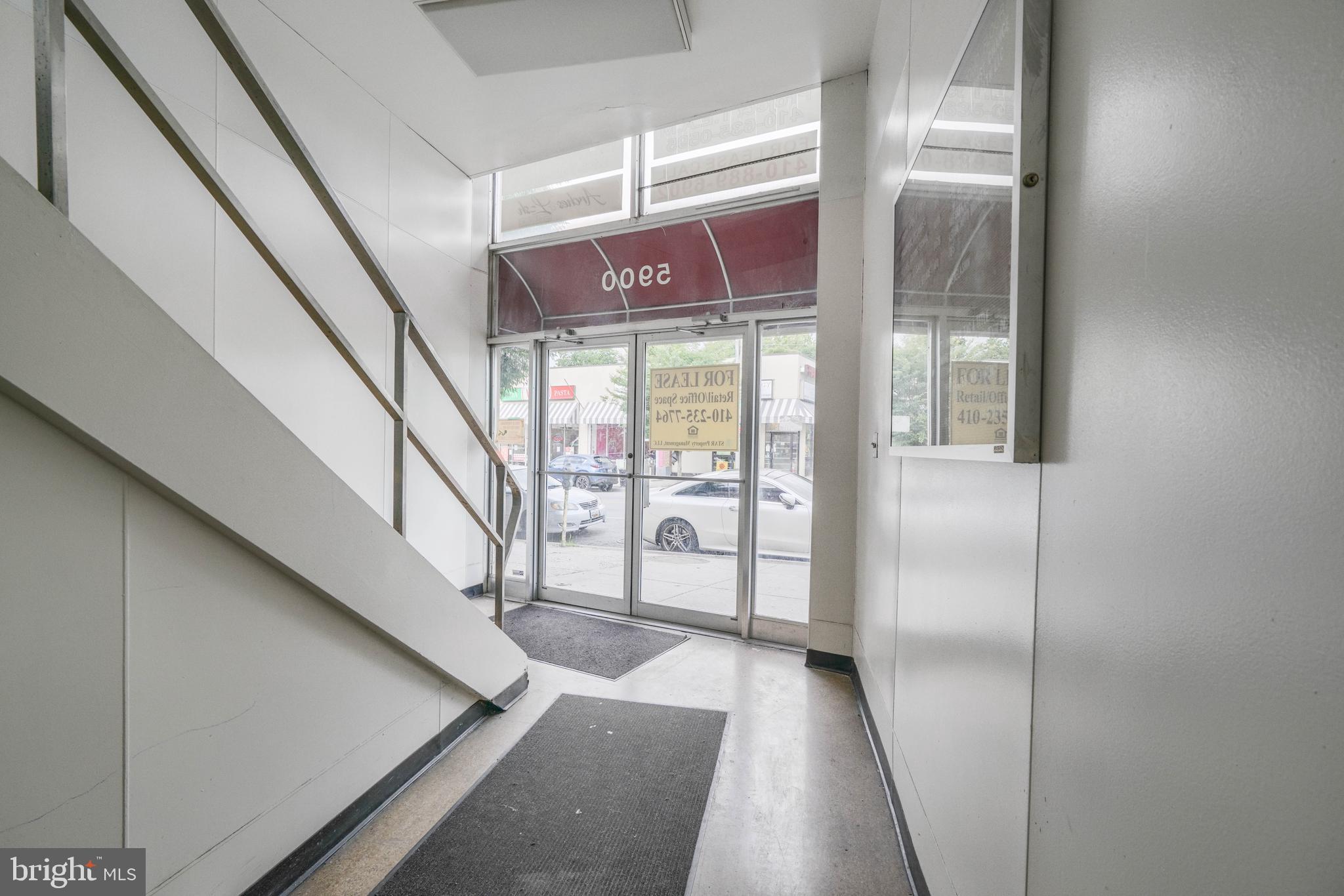 BELVEDERE SQUARE - Commercial Sale