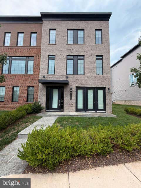 Townhouse For Sale - 22992 Brooksbank Square<br/> BRAMBLETON, VA 20148