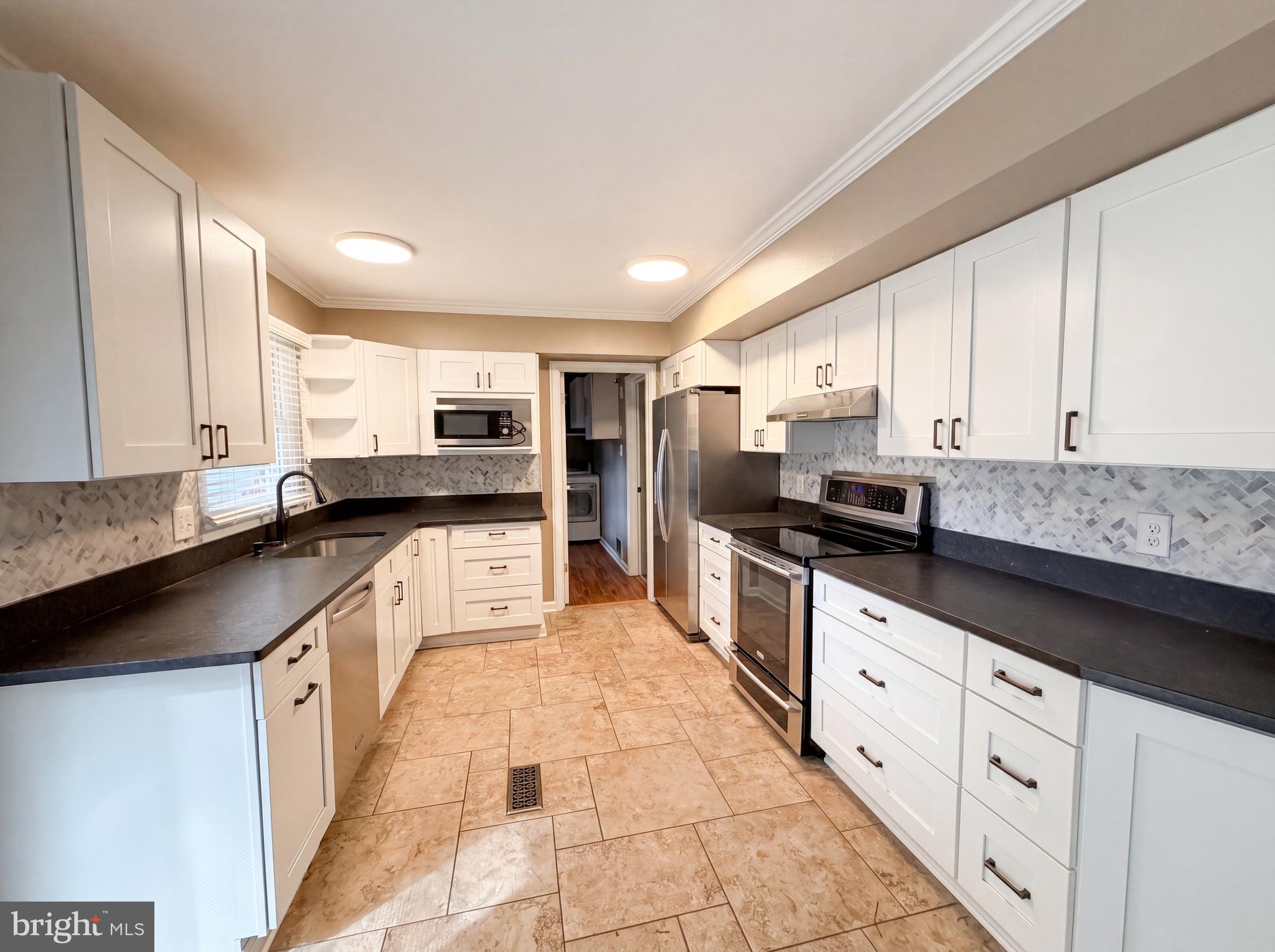 3512 MAJESTIC LANE