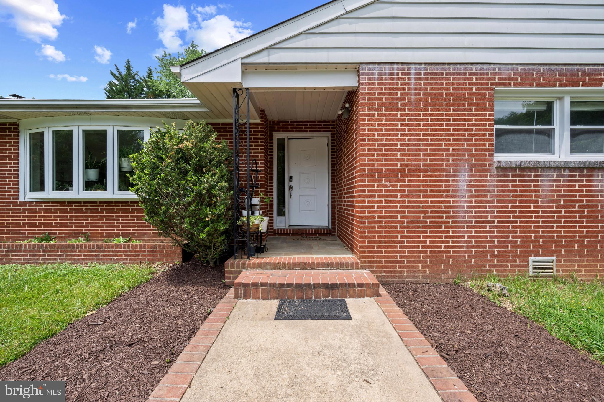 6 RAINBOW COURT