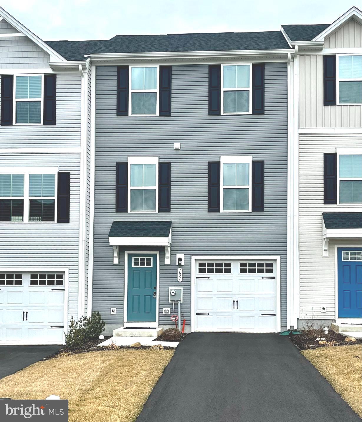 VALLEY SQUARE TOWNS - Residential