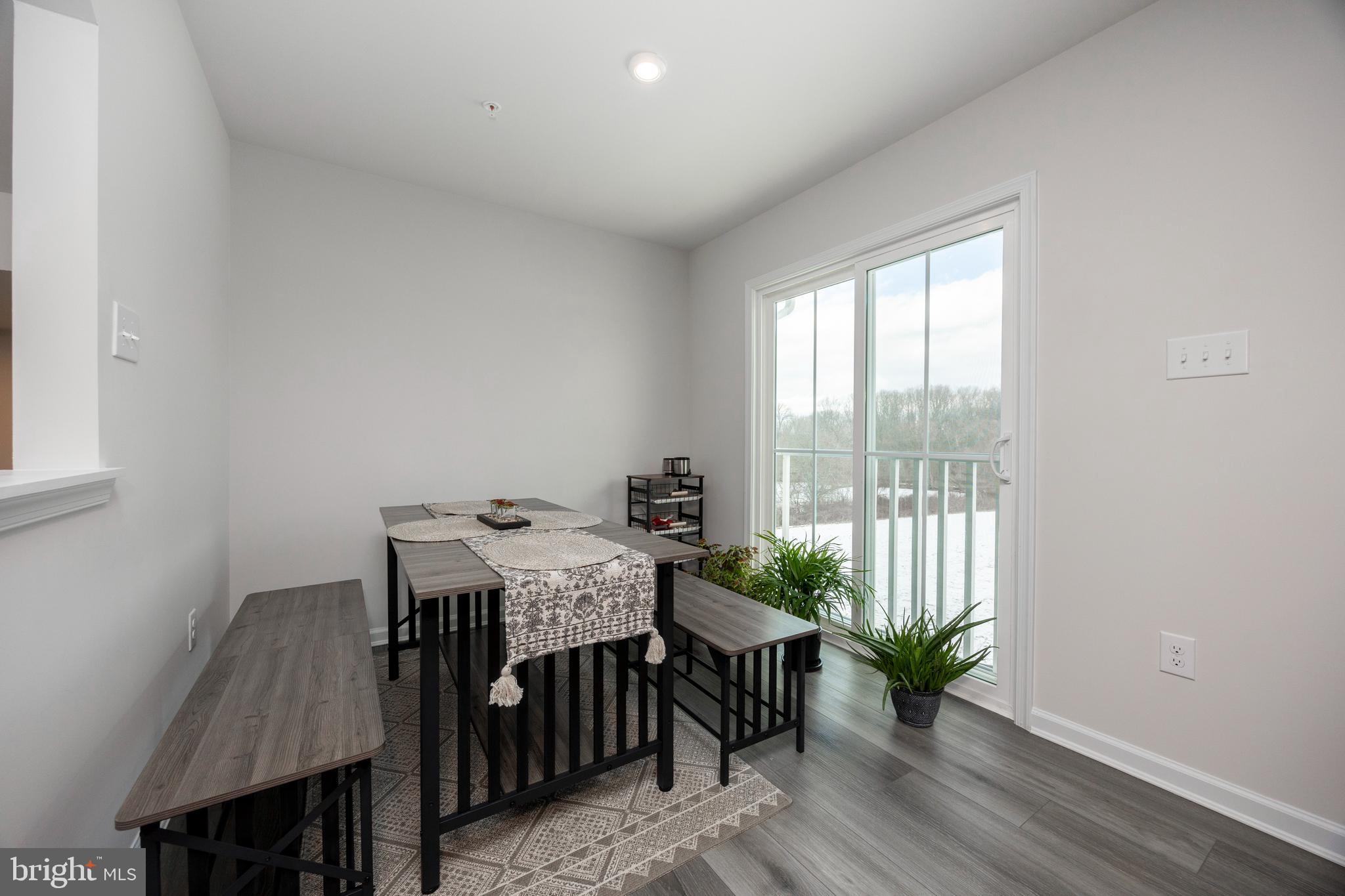 VALLEY SQUARE TOWNS - Residential