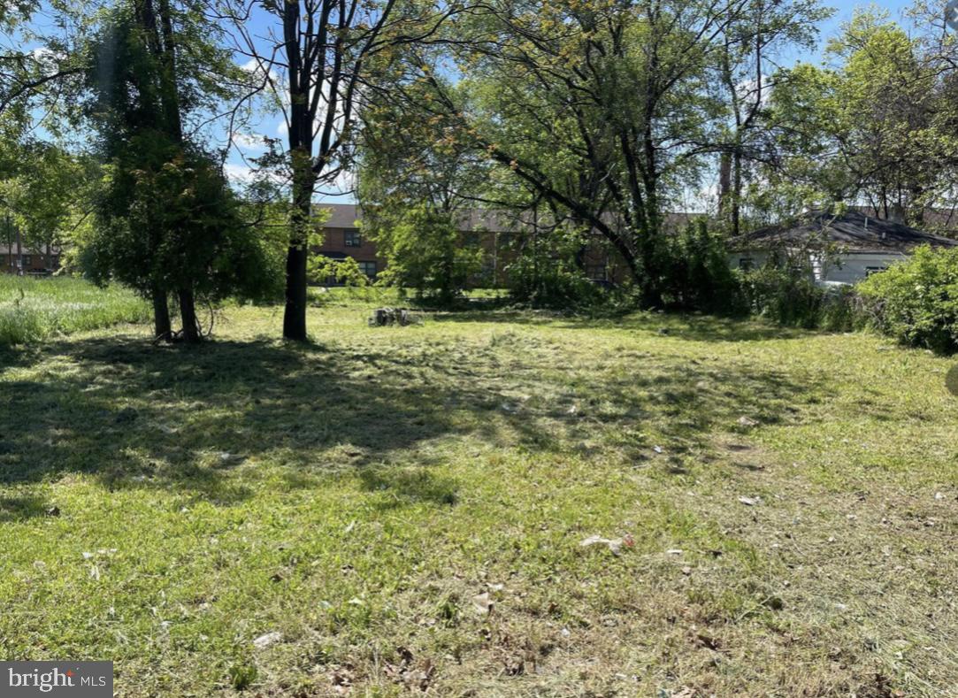 This land is conveniently located a few minutes from I-83. Stores, shops, restaurants, gyms, parks, entertainment option and grocery stores are located just a few minutes away or walking distance. This leveled lot and the residential zoning will give you different options and opportunities to build a house, a garage etc... Let your dreams and imagination take you to places and build your custom home or other projects that you have in mind!