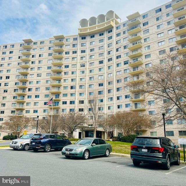 Experience great views from this cozy 11th-floor 2-bedroom, 2-bathroom condo! Step inside to a welcoming foyer with a spacious coat/storage closet, leading into an open and airy living room with a sliding glass door to your private balcony, perfect for enjoying morning coffee or evening sunsets.
Adjacent to the living area, the galley-style kitchen boasts granite countertops, sleek black appliances, and ample cabinetry, including a large pantry cabinet with pull-out shelves for ultimate convenience. The dining area, seamlessly connected to both the kitchen and living room, provides a great space for entertaining.
Down the hall, you'll find a full bath with a tub/shower combo and a spacious second bedroom with generous closet space. The primary suite features a private en-suite bath, adding to the comfort and appeal of this fantastic unit.
Don't forget to check out the garage parking in the lower 'B' level. Although deeded as a single space it is big enough to fit 2 cars.