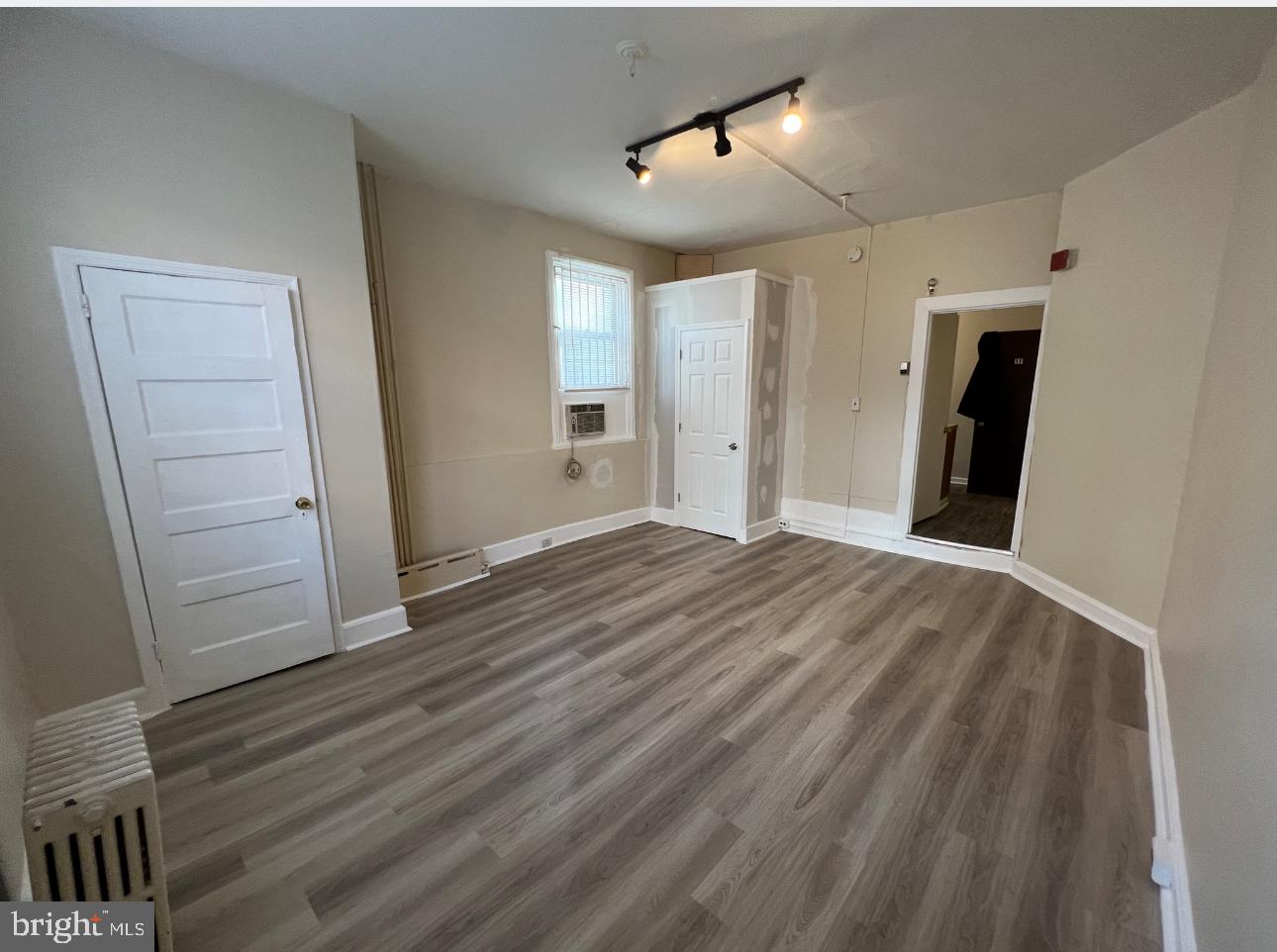 GRADUATE HOSPITAL - Commercial Sale