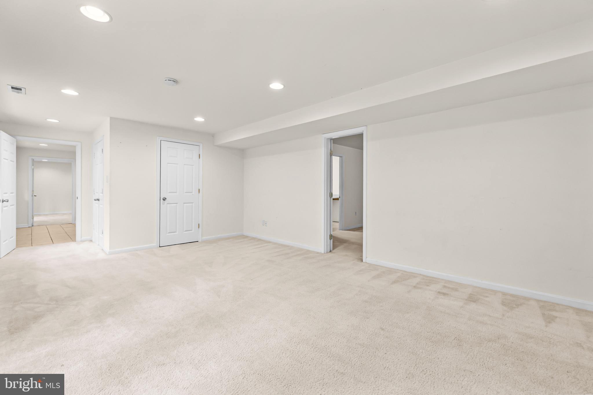 PRESIDENTIAL LAKES - Residential