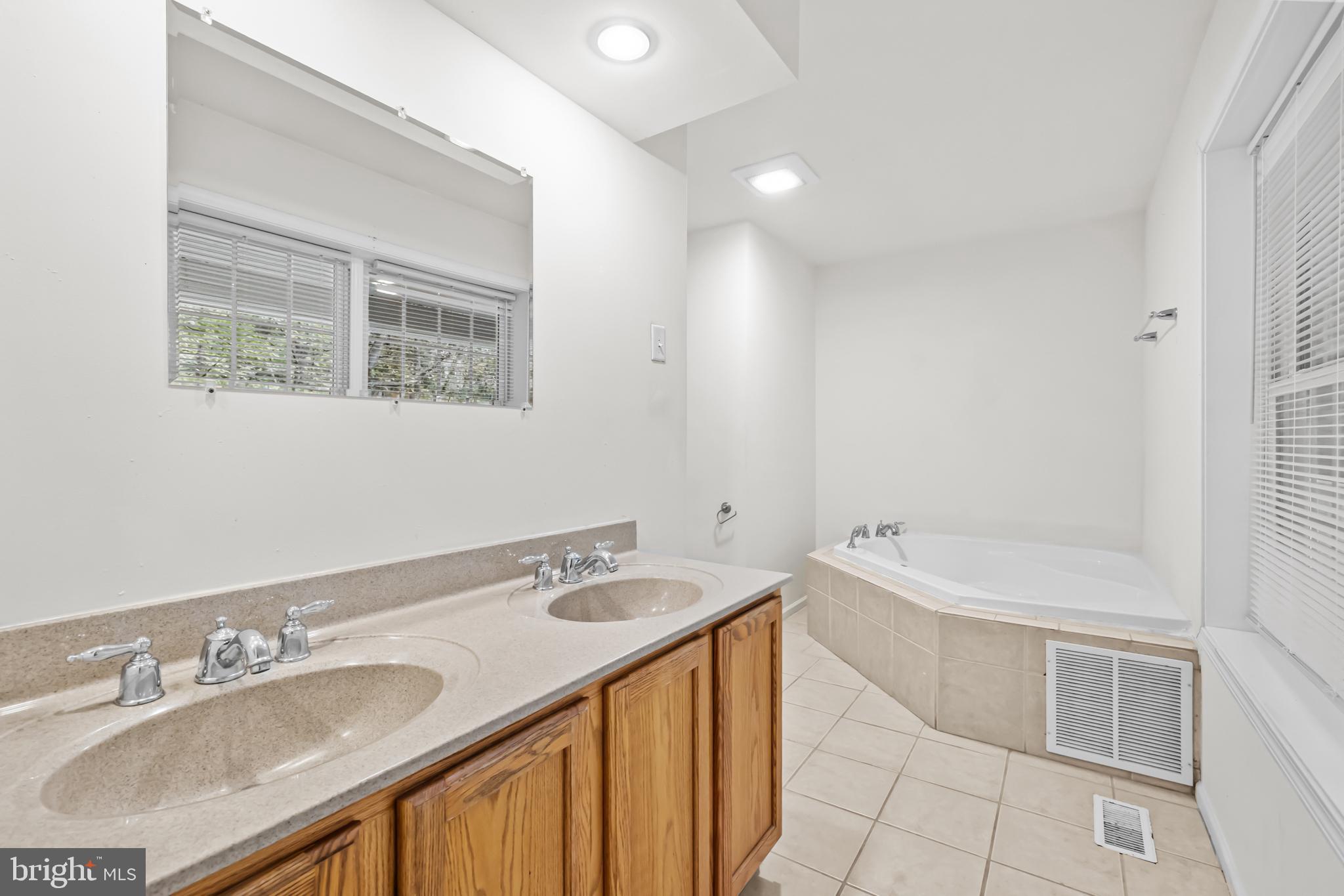 PRESIDENTIAL LAKES - Residential