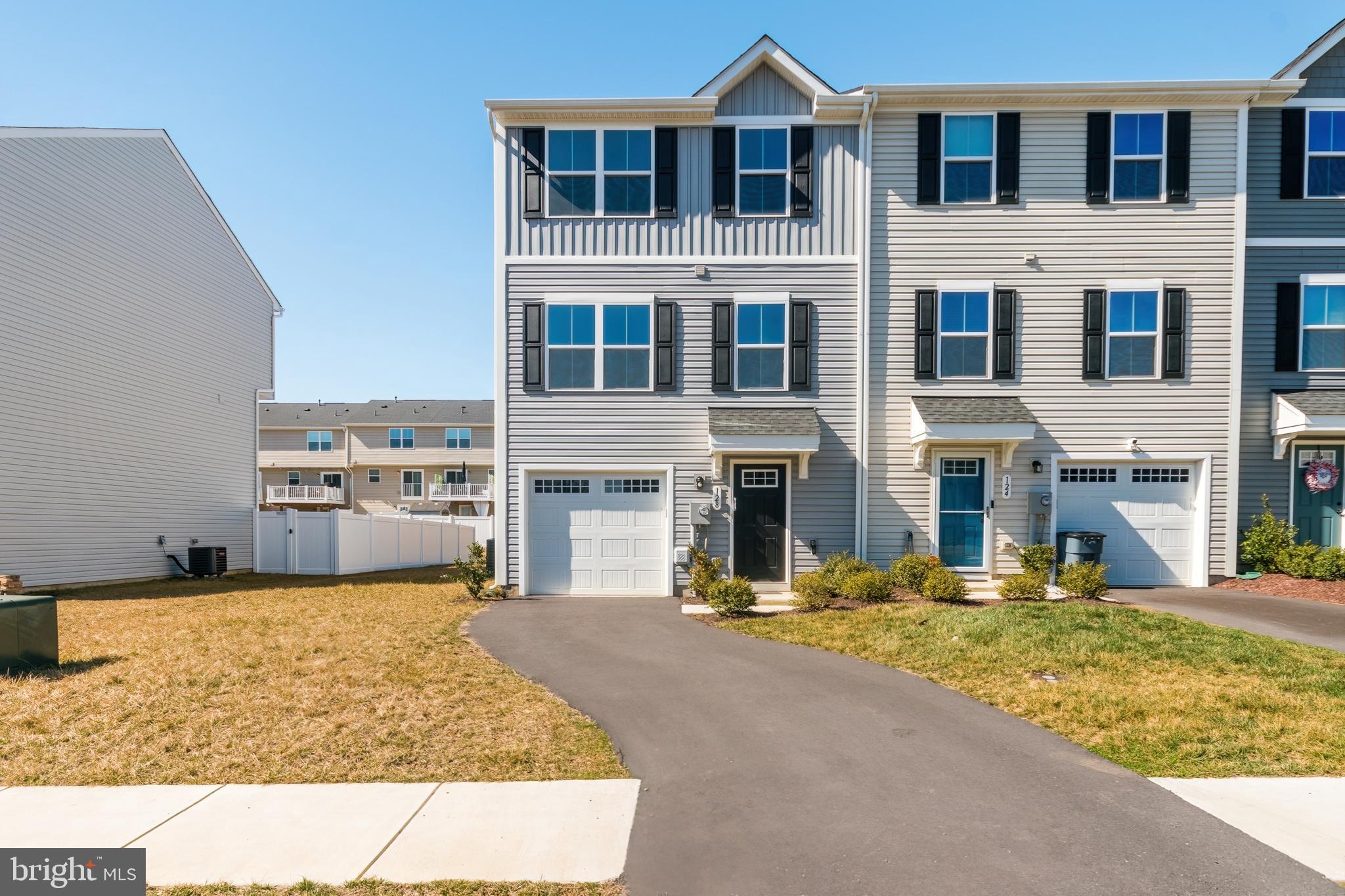 THE LAKES AT MARTINSBURG - Residential Lease