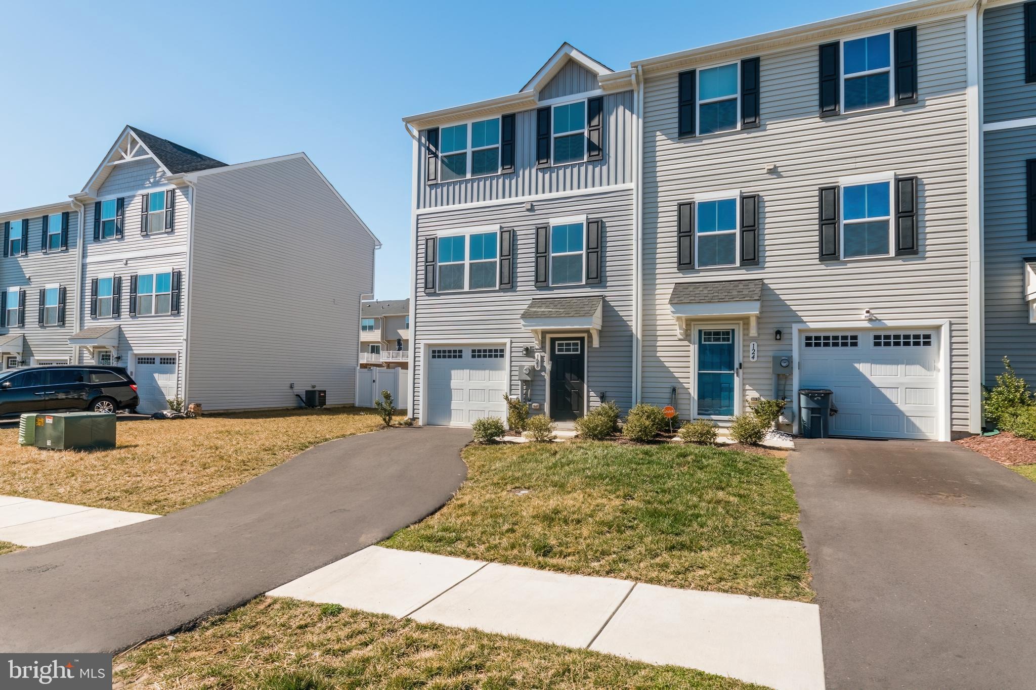 THE LAKES AT MARTINSBURG - Residential Lease