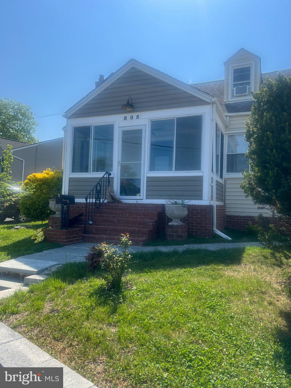 Main image without alt text