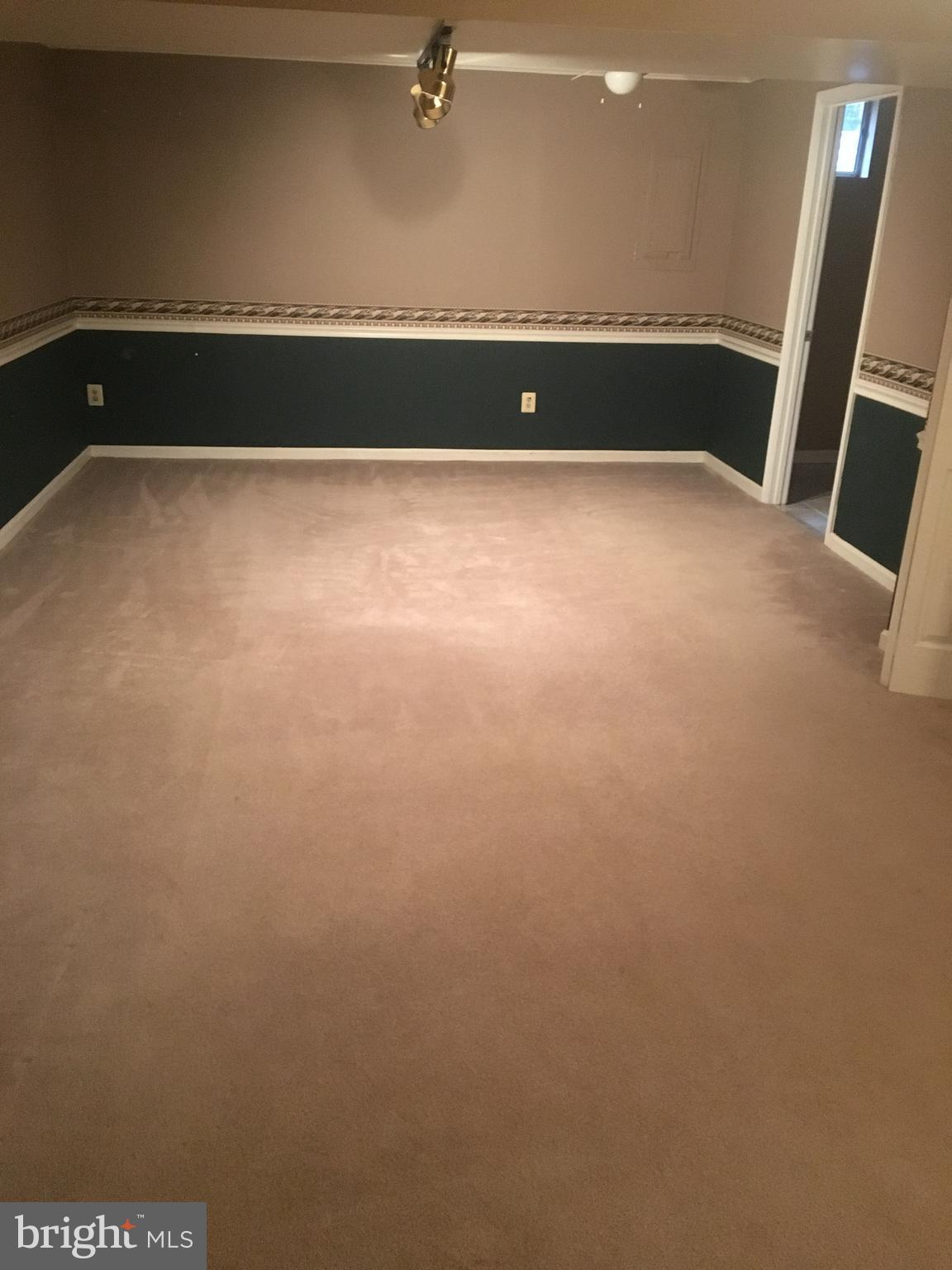 COMPTON VALLEY ESTATES - Residential Lease