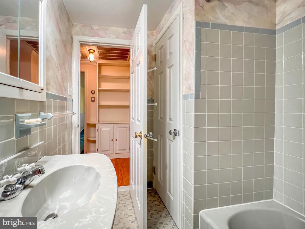 HOLLAND PARK - Residential