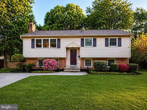 Photo of 2003 Rampart Drive, ALEXANDRIA, VA 22308 (MLS # VAFX2303094)