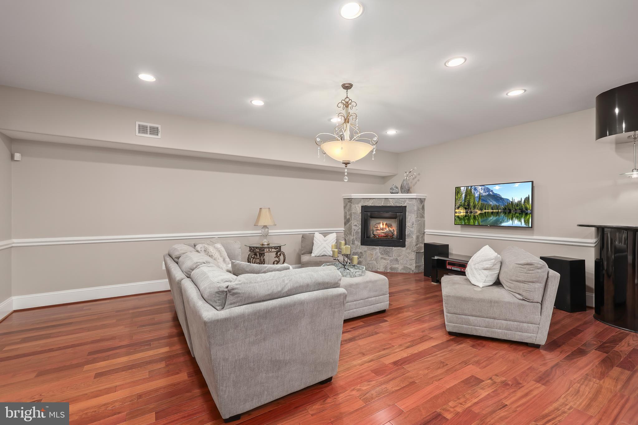 ANNANDALE ACRES - Residential