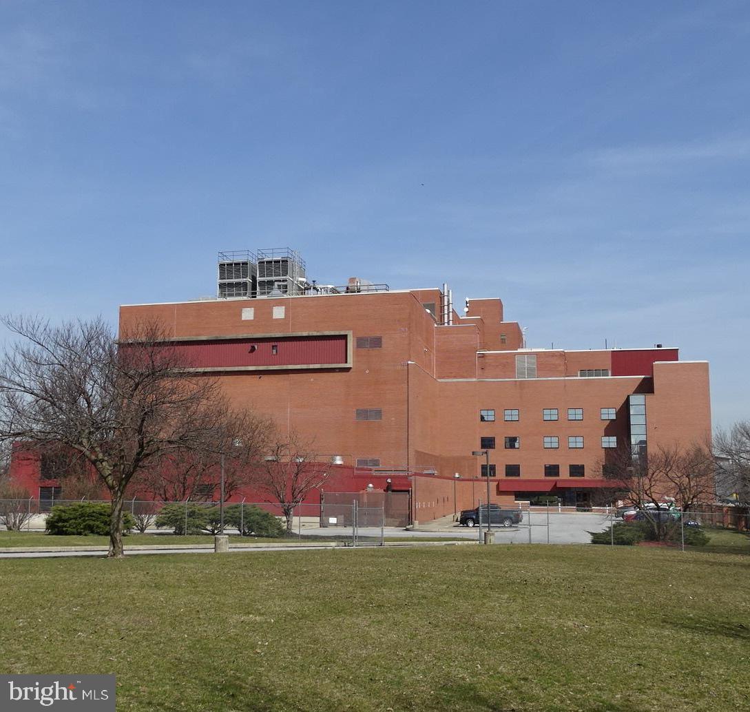 Large, gated industrial facility in Downtown Reading. Excellent opportunity for an industrial or redevelopment user. Freight elevator access to all levels, 5 drive-in doors, and 6 docks doors. Complex has over 300 paved, on-site parking spaces. Centrally located providing access to Philadelphia, Harrisburg, Lancaster and Allentown markets.