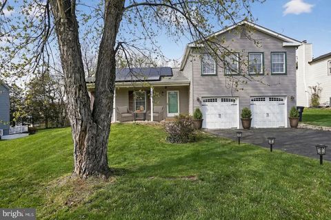 Photo of 306 Lounsbury Court NE, LEESBURG, VA 20176 (MLS # VALO2124980)