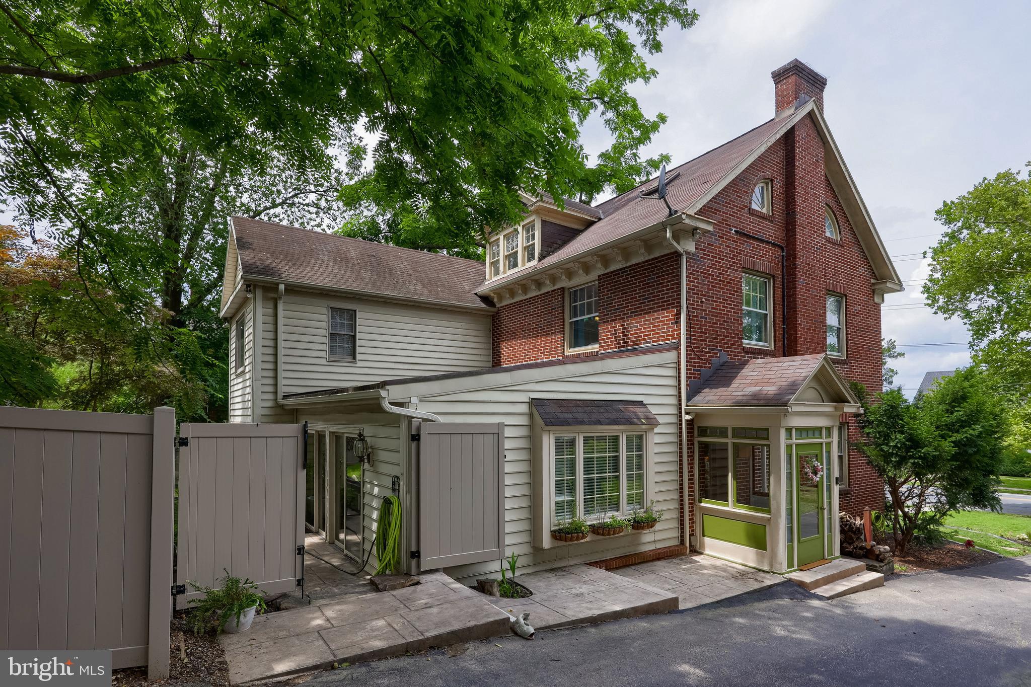 484 COUNTRY CLUB ROAD
