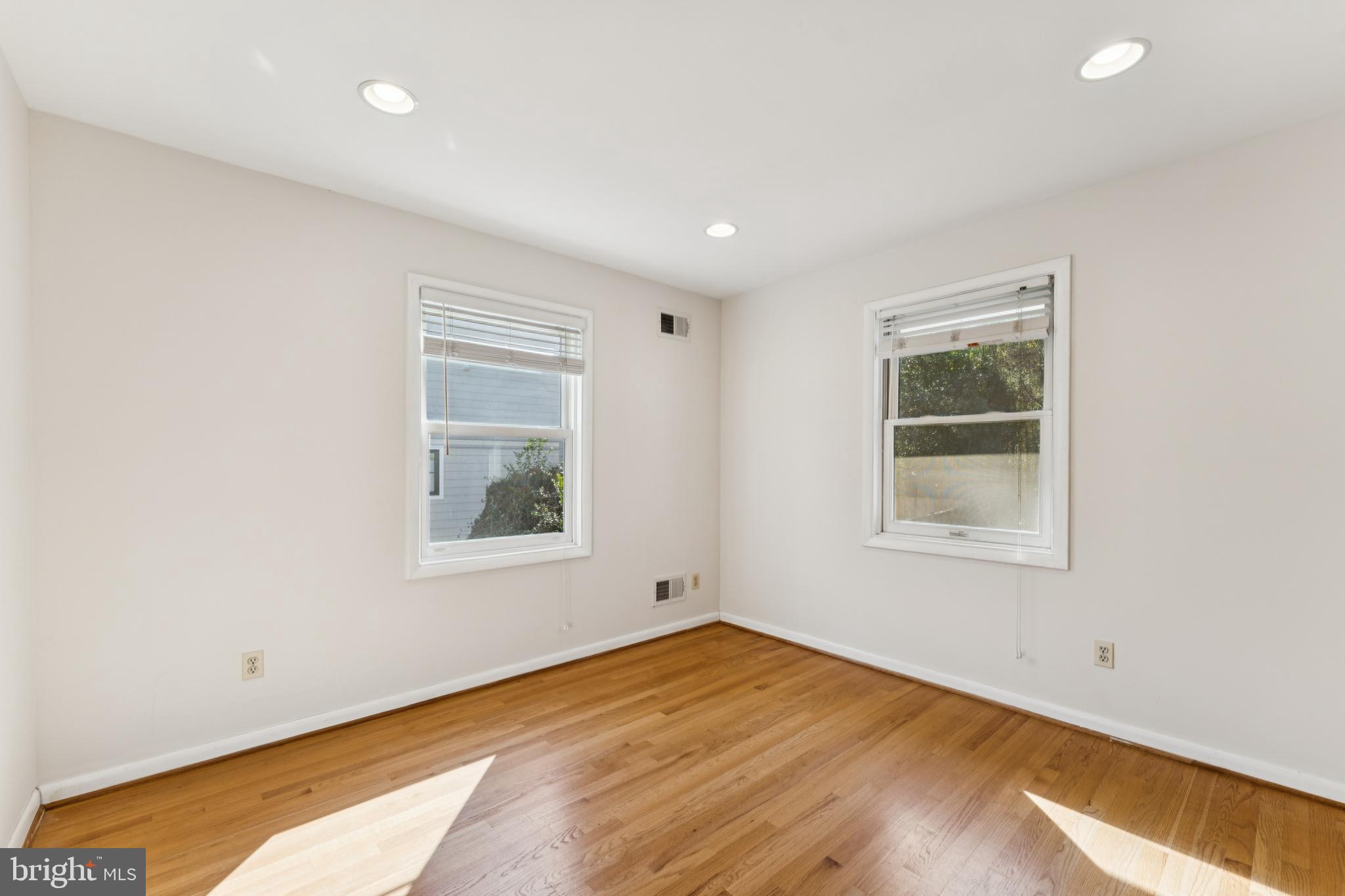 OAKWOOD KNOLLS - Residential Lease