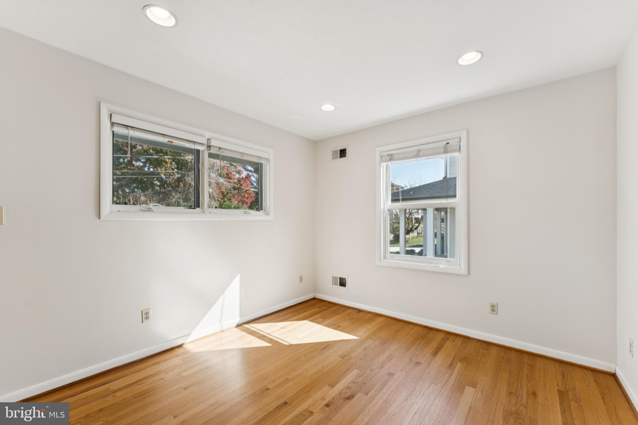 OAKWOOD KNOLLS - Residential Lease