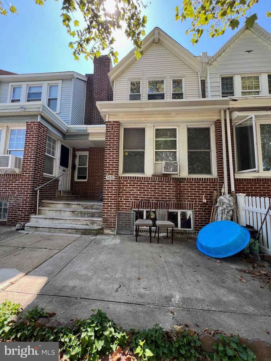 Spacious townhome in the heart of Mayfair, within walking distance to school, supermarket, 3 bedrooms and 2 full bath, finish basement. perfect for home owner or investor. schedule your showing today!