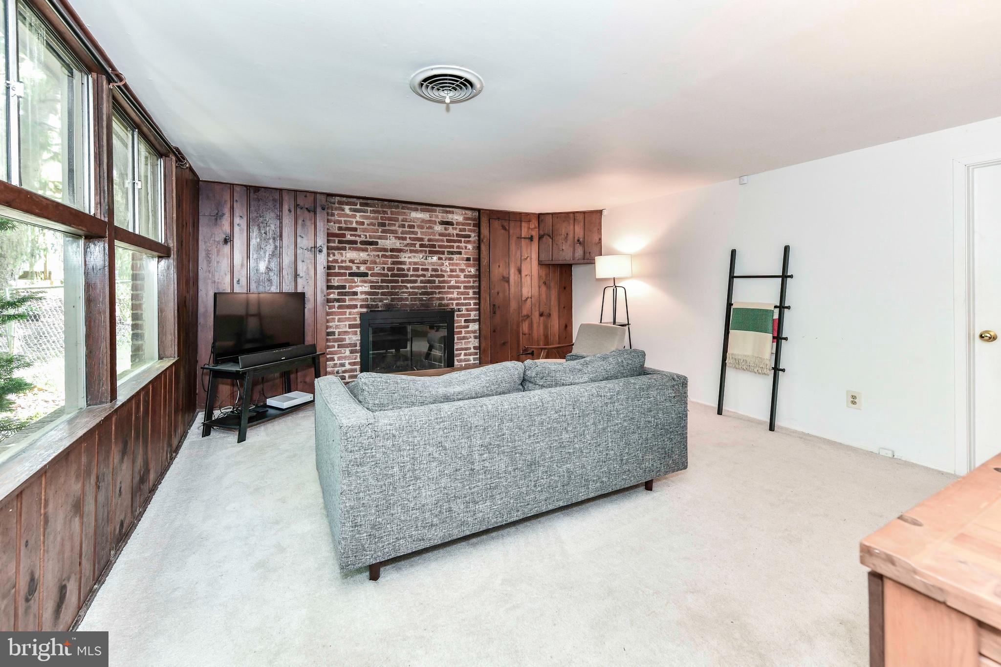 HOLMES RUN ACRES - Residential Lease