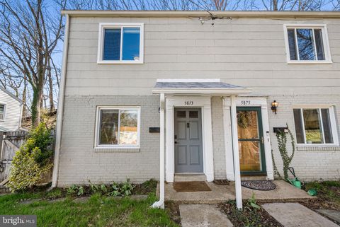 Townhouse For Sale - 5873 Blaine Drive<br/> ALEXANDRIA, VA 22303