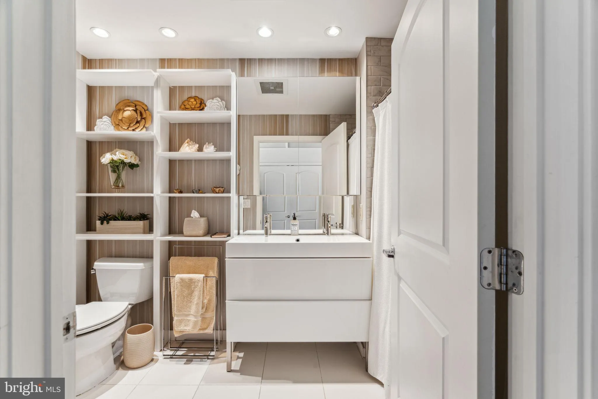 Philadelphia, Pennsylvania 19106, United States, 3 Bedrooms Bedrooms, ,2 BathroomsBathrooms,Residential,Contingent,127662