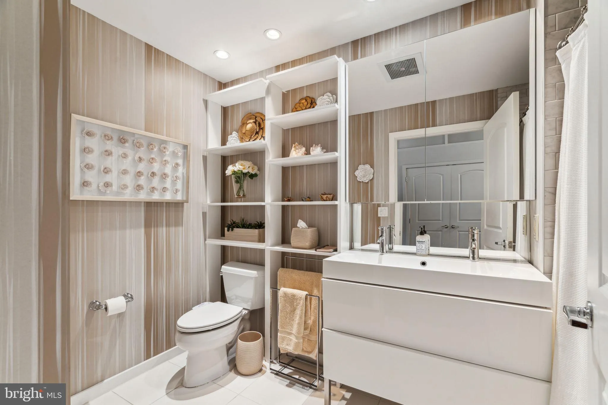 Philadelphia, Pennsylvania 19106, United States, 3 Bedrooms Bedrooms, ,2 BathroomsBathrooms,Residential,Contingent,127662