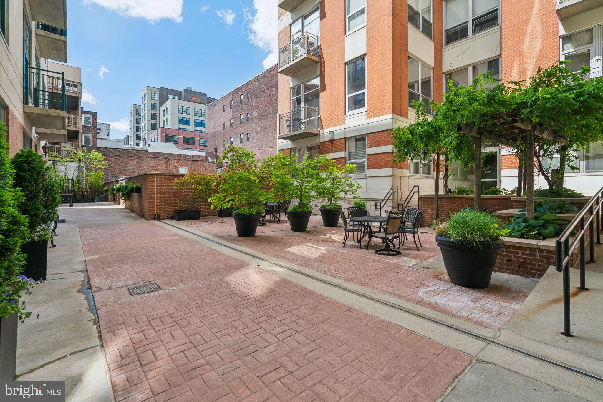 Philadelphia, Pennsylvania 19106, United States, 3 Bedrooms Bedrooms, ,2 BathroomsBathrooms,Residential,Contingent,127662