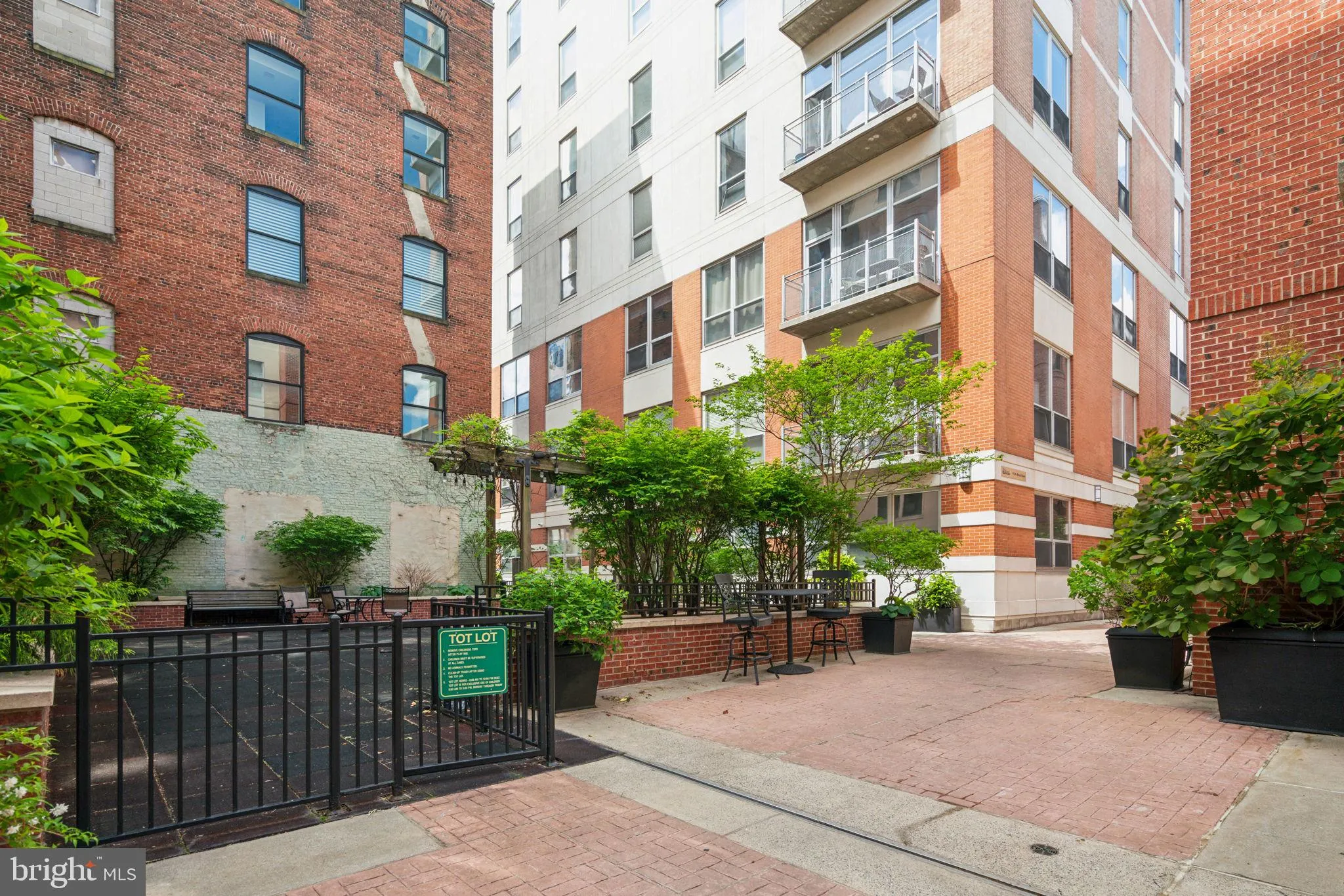 Philadelphia, Pennsylvania 19106, United States, 3 Bedrooms Bedrooms, ,2 BathroomsBathrooms,Residential,Contingent,127662