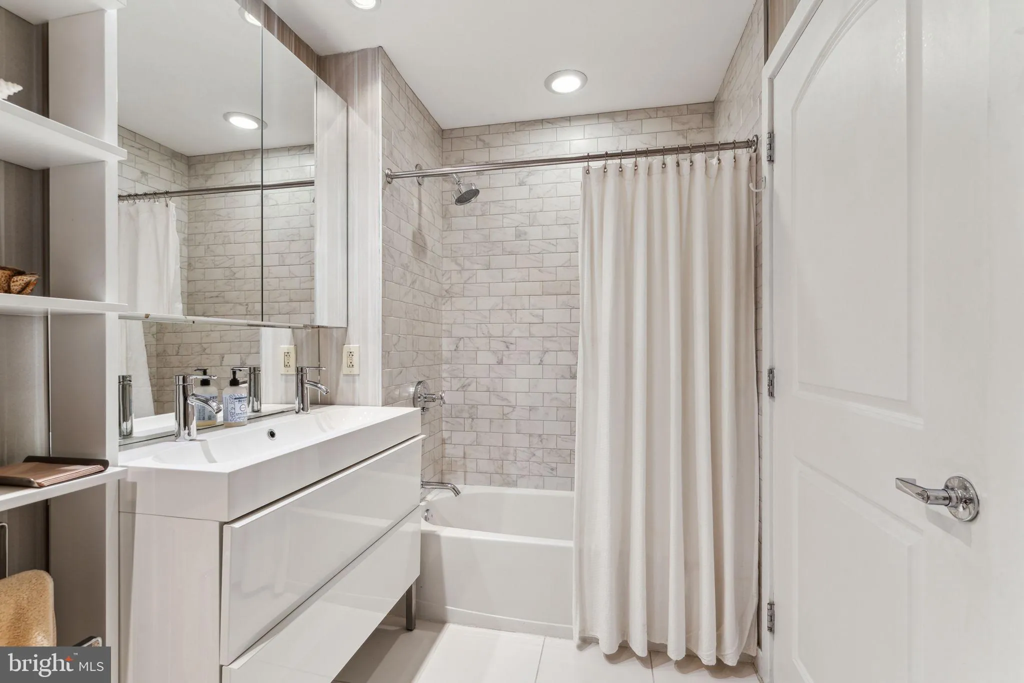 Philadelphia, Pennsylvania 19106, United States, 3 Bedrooms Bedrooms, ,2 BathroomsBathrooms,Residential,Contingent,127662