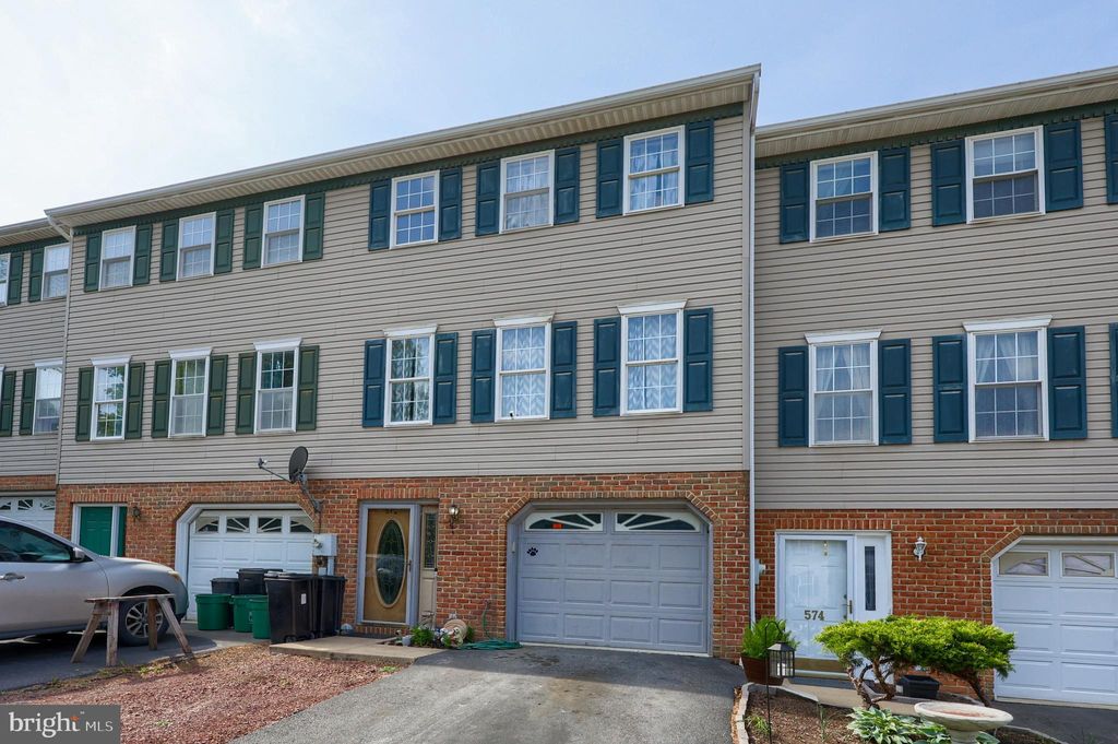 Photo of 572 Cloverbrook Drive, EPHRATA, PA 17522 (MLS # PALA2069068)